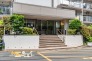 手入れの行き届いた緑が彩るエントランスアプローチ。総戸数130戸のビッグコミュニティならではの管理体制も魅力で、共用部まできれいに保たれた心地よい住環境が広がります。