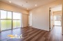住まいの中心に位置するリビングは、各居室への動線がスムーズで使い勝手の良い空間。窓からバルコニーへ出入り可能で、角部屋ならではの開放感と通風に優れています。