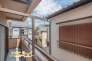 南向きで広々としたバルコニーは、陽光がたっぷり降り注ぐ明るい空間。洗濯物やシーツも、青空の下で気持ちよく乾かせます。
