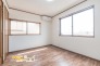 快適な２面採光のお部屋は、やわらかな日差しと心地よい風通しを存分に感じながら、ゆったりとした時間をお過ごしいただけます。
