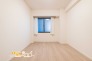 落ち着きのある洋室は、主寝室をはじめ書斎や趣味のお部屋など、多彩な用途に対応できる自由度の高い空間。暮らしに合わせた使い方をお楽しみいただけます。