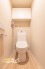 収納棚を備えたトイレはペーパーや小物もスッキリ収納できるので空間を広く使えます。明るく清潔感のある内装で、毎日快適に利用できる空間です。
