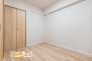 こちらの居室は、リモートワークや寝室、趣味の部屋など、ライフスタイルに合わせて多目的に活用できます。自由にカスタマイズして、自分だけのプライベート空間を楽しめます。
