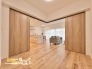 リビングに隣接するお部屋は、開放すればセカンドリビングとしても利用でき、空間をより開放的に演出できます。用途に応じて個室としても使えるため、ライフスタイルに合わせて柔軟に活用できる便利な一室です。
