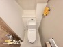 温水洗浄タイプのトイレは、快適さと清潔さを両立した使いやすいデザイン。便座の快適機能も備わり、毎日の生活がより便利になります。
