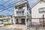 「北越谷」駅徒歩10分。スーパーやドラッグストアも徒歩圏内に揃う、生活利便性の高い立地が魅力です。5LDKのゆとりある間取りは、二世帯住宅にも対応可能なフルリフォーム戸建です。