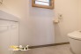 清潔感のあるトイレは、温水洗浄便座で快適な使い心地。日々気持ちよくお使いいただける、落ち着きのある空間です。