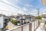 リビングからつながるバルコニーは、陽光と心地よい風に恵まれた快適な空間。窓を開ければ爽やかな空気が広がり、日々の暮らしに心地よさをもたらします。