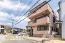 新規リフォーム実施で新築同様にキレイな状態でのお引渡しになります。全居室南東向き＋２面採光で陽当り・通風良好！３階は開放的なＬ字型バルコニーです。