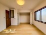主寝室はべッドや家具を自由に配置しやすくお部屋のインテリアにこだわることができます。キレイな間取りのため、自分好みのレイアウトで様々な空間づくりを楽しむことができます。
