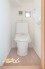 温水洗浄タイプのトイレを２フロアに設置。快適さと清潔さを両立。使いやすいデザインで、ちょっとした収納や便座の快適機能も備わり、毎日の生活がより便利になります。
