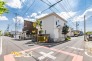 開放的な角地に面した好立地。川柳小学校まで徒歩３分、青柳中学校まで徒歩７分で子育て環境良好です。