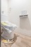 温水洗浄タイプのトイレは、快適さと清潔さを両立した使いやすいデザイン。便座の快適機能も備わり、毎日の生活がより便利になります。
