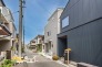 ビルトインガレージ（小型車1台分）を備え、雨の日の乗り降りにも便利な設計。前面道路約4mで落ち着いた住環境が広がる住まいです。