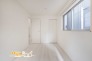 1階のお部屋は、バスルームや玄関に近く使い勝手の良い配置。シンプルな間取りで家具配置もしやすく、寝室や客間、ワークスペースなどライフスタイルに合わせて多目的に活用できる一室です。
