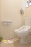 温水洗浄便座付きで、毎日を清潔かつ快適にお使いいただけるトイレ空間。忙しい朝や一日の終わりにも心地よく使え、暮らしの満足度を高めてくれる設備です。