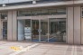 １階にはコンビニや薬局、病院が揃っており、日用品のお買い物にも便利な住空間。暮らしに必要な設備が身近にある利便性の高い立地です。