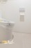 温水洗浄タイプのトイレは、快適さと清潔さを両立した使いやすいデザイン。便座の快適機能も備わり、毎日の生活がより便利になります。
