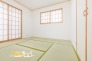 畳のやさしい風合いが心地よい和室。リビング隣接の使いやすい配置で、くつろぎの場としてはもちろん、客間やお子さまの遊び場など幅広く活用できる贅沢な一室です。