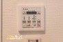 24時間換気機能を備えた機能的な浴室。湿気を効率よく排出し、快適で清潔な空間を保ちやすい仕様です。天候を気にすることなくお洗濯物を干すことができ、毎日の家事を便利にサポートしてくれます。
