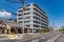 東武伊勢崎線『草加』駅まで徒歩8分の便利な立地に位置する住まい。周辺にはお買い物施設も充実しており、日々のお買い物にも便利な暮らしやすい住環境が整っています。
