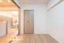 2部屋がリビングに隣接した使い勝手の良い間取り。扉を開放すればリビングと一体感のある広々空間としても活用できます。