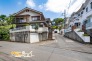 前面道路は約5.5ｍ・約4.2ｍのゆとりある幅員を確保しており、お車の出し入れもスムーズ。見通しにもゆとりがあり、毎日の運転や駐車もしやすい住環境です。