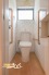 2か所に設置されたトイレは、朝の忙しい時間帯や来客時にも便利で、暮らしやすさに配慮された仕様。手すりも備えており、小さなお子さまからご年配の方まで安心して使いやすい空間です。