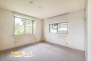 全居室に収納を備えており、それぞれのお部屋で荷物をすっきり整理可能。シンプルで家具配置もしやすい間取りのため、ご家族の成長やライフスタイルの変化にも柔軟に対応でき、長く快適に暮らせる住まいです。