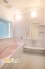 ゆったりとくつろげる浴槽で、日々の疲れをゆっくりと癒せる心地よいバスルーム。追い焚き機能付きのため、時間を気にせずいつでも温かいお風呂を楽しめます。
