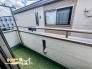 南東向きのバルコニーは陽光がたっぷり降り注ぐ明るい空間。洗濯物やシーツも、青空の下で気持ちよく乾かせます。
