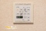 浴室乾燥機を搭載。天候や時間帯を気にすることなく洗濯物を乾かせるため、雨の日や花粉の多い季節にも頼れる便利な設備です。
