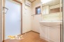 清潔感溢れる洗面室は、使い勝手の良さにも配慮された空間。朝の忙しい時間帯でもゆったりと支度が出来、快適な一日をサポートします。