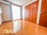 快適な２面採光のお部屋はバルコニーに面しており、やわらかな日差しと心地よい風通しを存分に感じながら、ゆったりとした時間をお過ごしいただけます。
