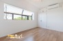 出窓から差し込むやわらかな自然光が、お部屋全体を明るく心地よい空間に演出。奥行きを感じやすく、室内をより広々と見せてくれるのも魅力です。窓辺に小物や植物を飾るなど、自分らしい空間づくりも楽しめます。