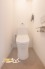 温水洗浄便座を備えた、清潔感のあるトイレ空間。毎日気持ちよく快適にお使いいただけるほか、落ち着きのある空間でゆったりと使用できます。お手入れもしやすく、清潔な状態を保ちやすいのも嬉しいポイントです。