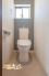 2か所に設置されたトイレは、来客時や朝の混み合う時間帯にも使いやすい便利な仕様。それぞれに小窓を備えているため換気もしやすく、清潔感のある空間を保ちながら気持ちよくお使いいただけます。