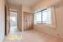 お部屋は採光と通風が考えられた居心地のいい空間設計。全居室収納付きのためスッキリとしたレイアウトを考えることができます。
