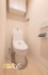収納棚を備えたトイレはペーパーや小物もスッキリ収納できるので空間を広く使えます。明るく清潔感のある内装で、毎日快適に利用できる空間です。
