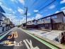 交通量の少ない閑静な住宅街に位置するため、静かで快適な暮らしを実現できます。商業施設や教育施設も徒歩圏内で、日常の利便性も高い環境です。
