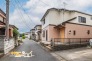 埼玉高速鉄道『戸塚安行』駅まで徒歩18分、落ち着いた住宅街に立地する戸建て。小・中学校も徒歩10分圏内で、お子さまの通学にも安心の環境です。
2台分（車種による）のカースペースも設けておりお車での移動安心です。
