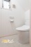 温水洗浄便座を備え、快適かつ清潔にお使いいただけるトイレ空間。換気窓付きのため空気の入れ替えもしやすく、毎日気持ちよくお使いいただけます。
