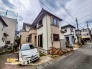 敷地内にはカースペースがあり、車を所有する方に安心の仕様です。前面道路もゆとりがあるので、駐車や出入りがスムーズ。通勤やお出かけが快適になる、暮らしに嬉しいポイントです。
