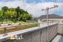 自然豊かな景色を望む、心地よいバルコニー。西向きのやわらかな陽光が差し込み、お洗濯物も気持ちよく乾く、毎日の暮らしにうれしい空間です。