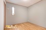シンプルで使いやすい間取りのお部屋は、ライフスタイルに合わせて自由に活用可能。それぞれ異なるデザインの壁紙が採用されており、お部屋ごとに異なる表情を楽しめる空間です。