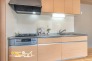 お部屋に自然と調和するデザインのシステムキッチン。空間にすっきりと馴染む美しさに加え、お手入れのしやすさや収納力にも配慮されており、毎日の家事を快適にサポートしてくれます。