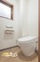 温水洗浄タイプのトイレは、快適さと清潔さを両立した使いやすいデザイン。便座の快適機能も備わり、毎日の生活がより便利になります。
