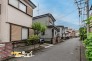 交通量の少ない閑静な住宅街に位置するため、静かで快適な暮らしを実現できます。商業施設や教育施設も徒歩圏内で、日常の利便性も高い環境です。
