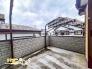 明るくゆとりのあるバルコニーは、お洗濯物も気持ちよく干せる快適な空間。南西向きのためやわらかな陽光が降り注ぎ、くつろぎのひとときを過ごす場所としてもお楽しみいただけます。