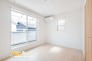 全居室に収納を備えており、衣類や小童用品をスッキリと整理しやすい設計。居住スペースを広く有効活用できる機能的な住まいです。